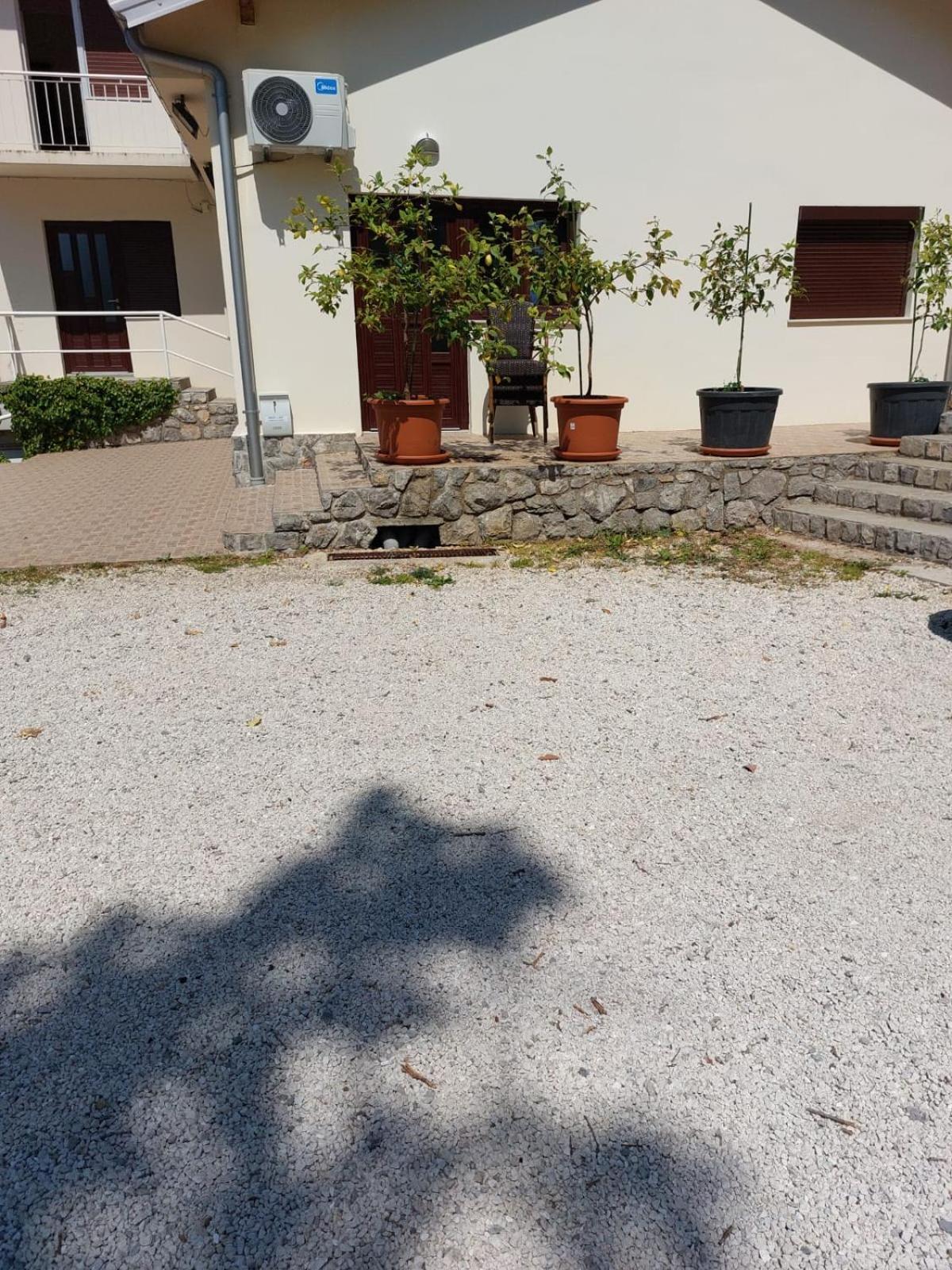 Apartmani Kadmen إيكا المظهر الخارجي الصورة